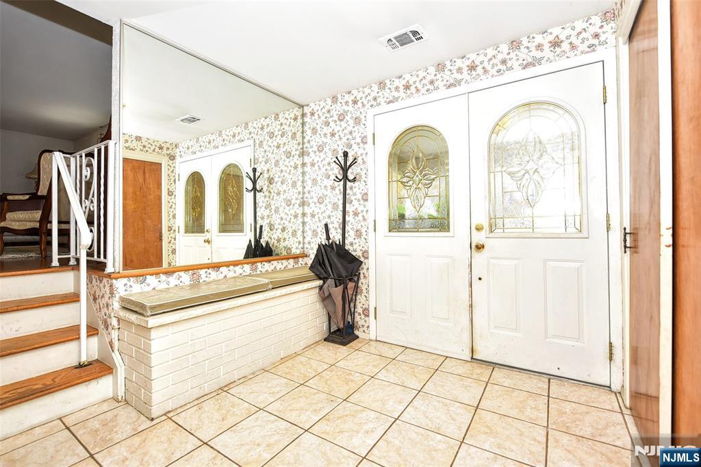 63 Eleron Place Wayne, NJ 07470 - Photo 4 of 31