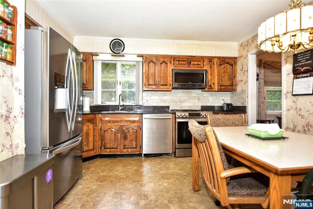 63 Eleron Place Wayne, NJ 07470 - Photo 9 of 31