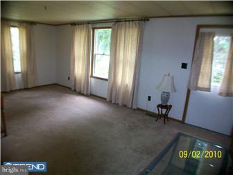 6911 Bay Road Frederica, DE 19946 - Photo 5 of 12 Living Room