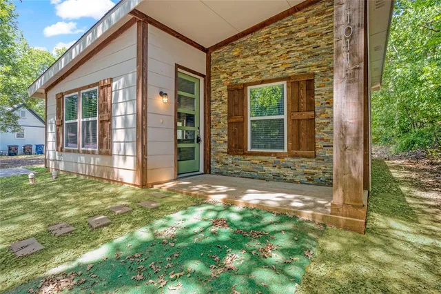 a view of a house with backyard