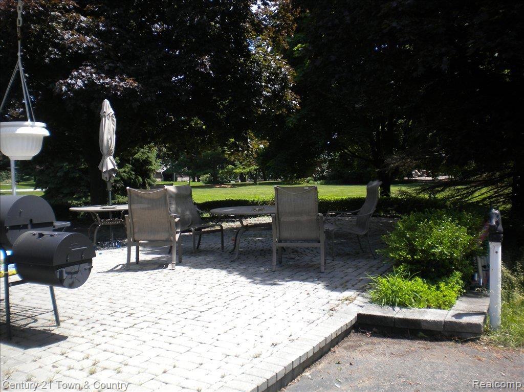 4425 Squirrel Road Bloomfield Hills, MI 48304 - Photo 3 of 23 Patio