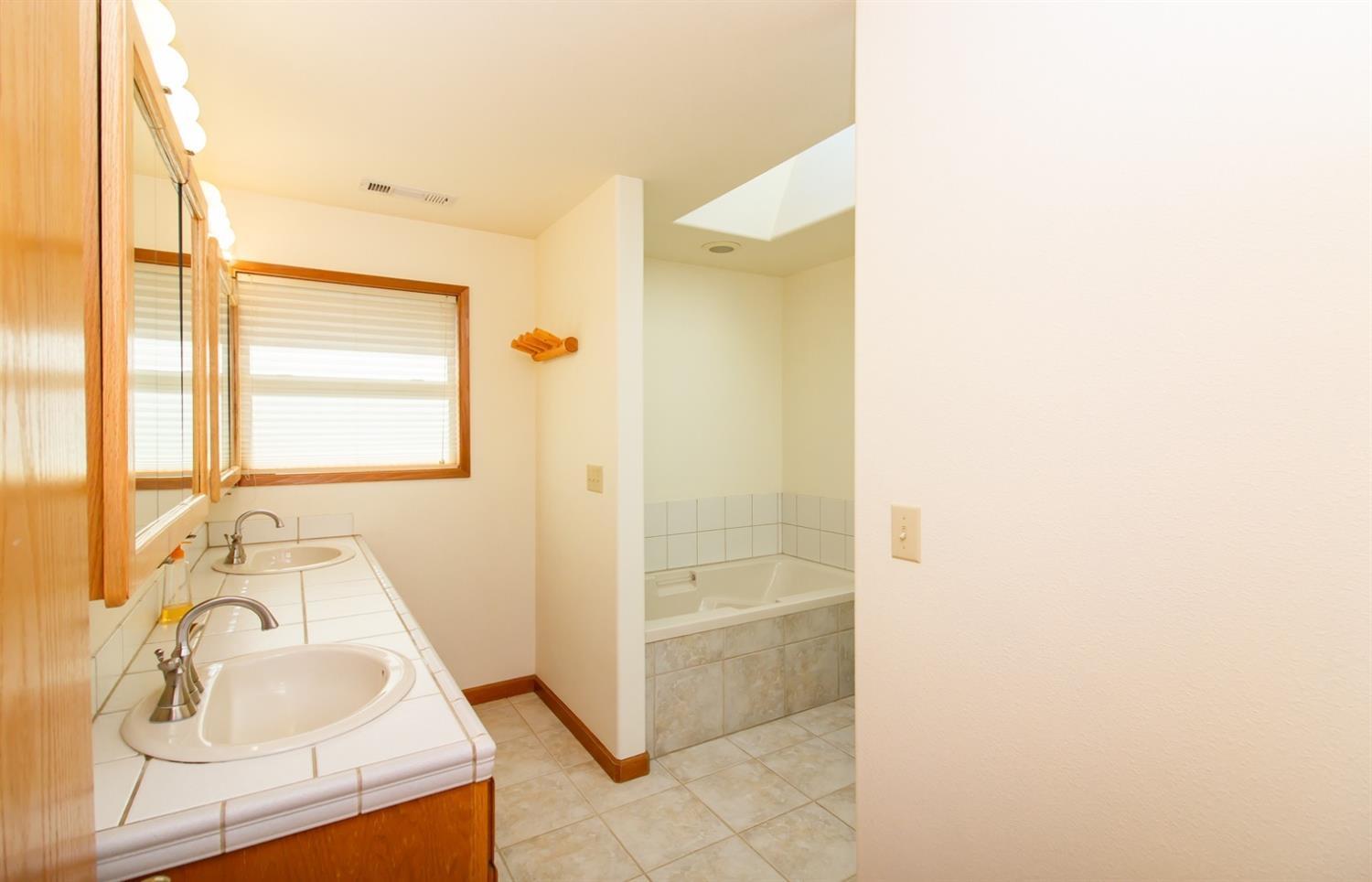 1257 Neil Creek Road Ashland, OR 97520 - Photo 18 of 34 Master bath with soaking tub