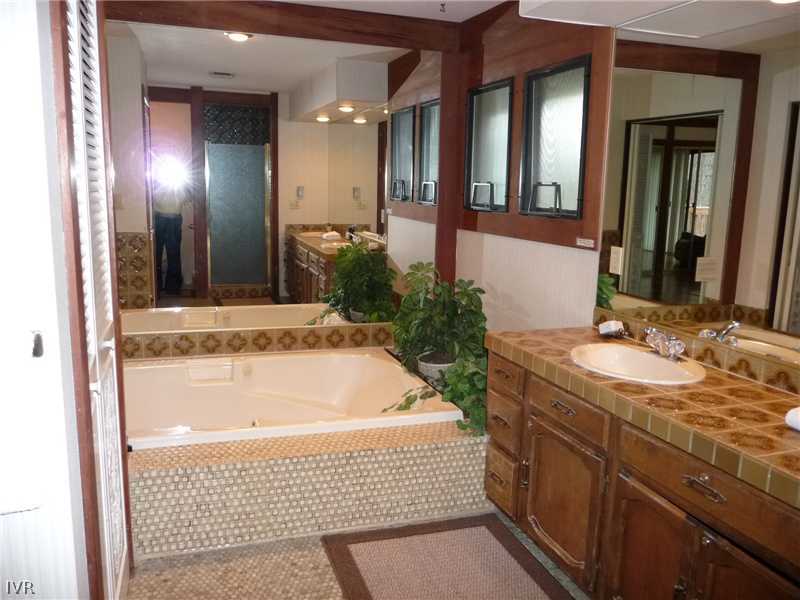 979 Cart Court Incline Village, NV 89451 - Photo 14 of 34 a bathroom with a tub a sink and mirror