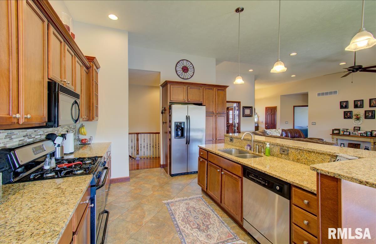 1408 Lake Pointe Court Springfield, IL 62712 - Photo 9 of 38