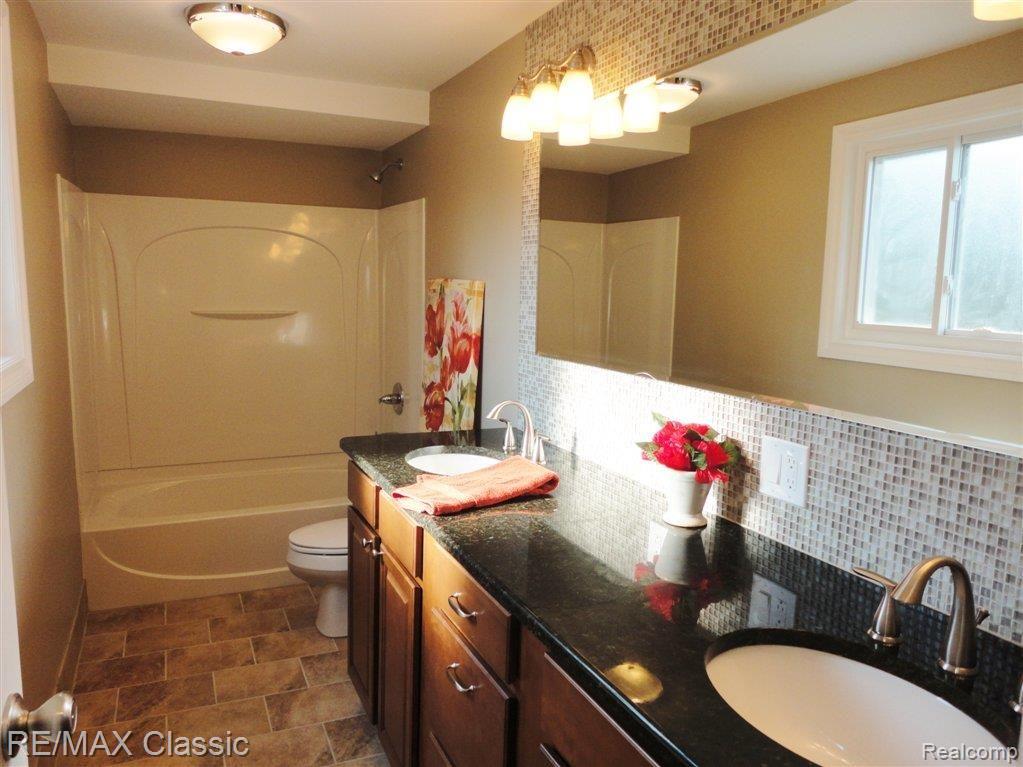 620 West Livingston Road Highland, MI 48357 - Photo 18 of 25 Upper bathroom
