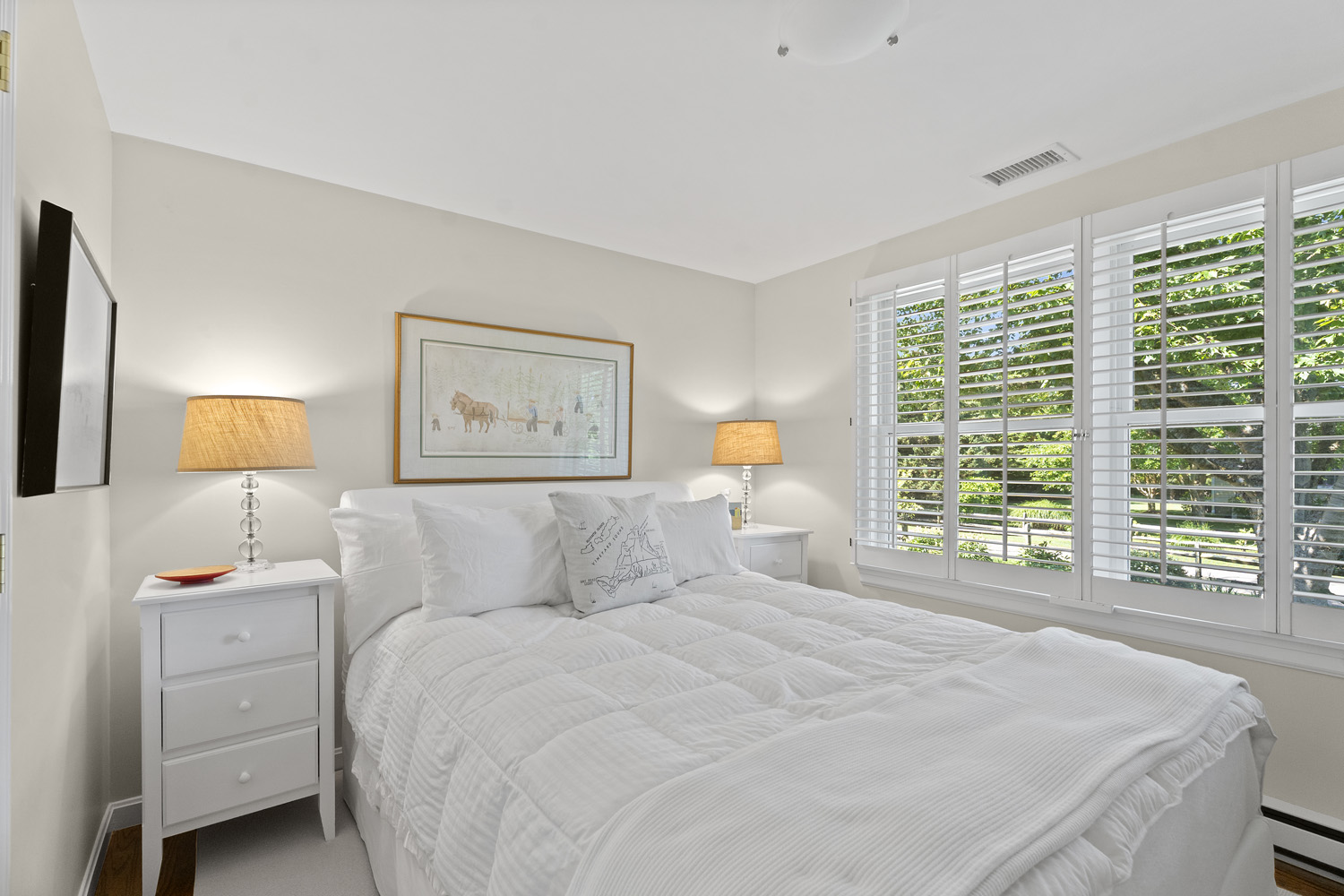 21 Kitts Field Circle Edgartown, MA 02539 - Photo 15 of 34 a bedroom with a bed and a lamp