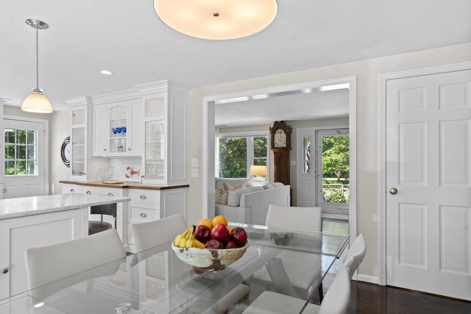 21 Kitts Field Circle Edgartown, MA 02539 - Photo 20 of 34 a kitchen with a table and chairs