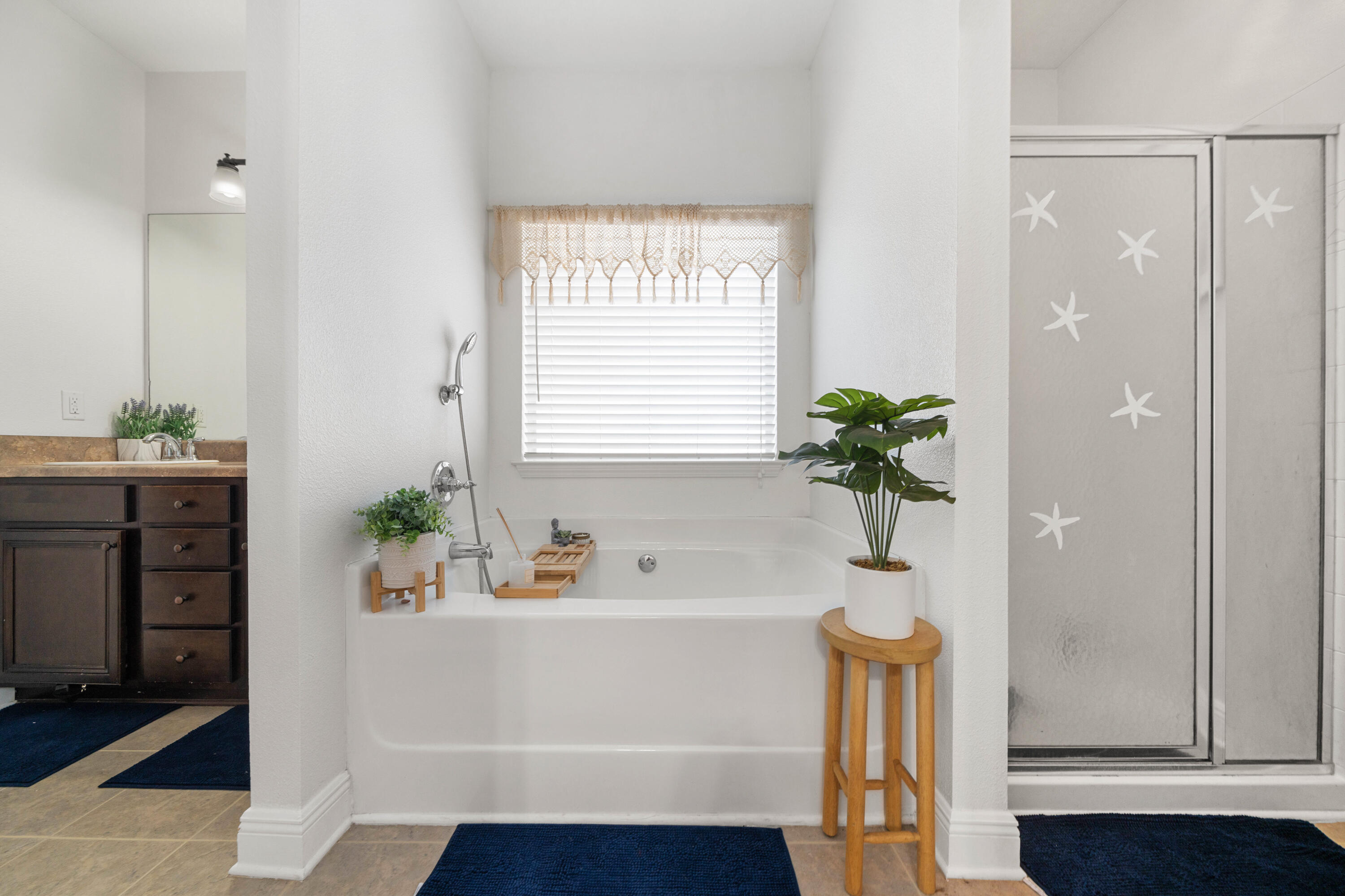 486 Fanny Ann Way Freeport, FL 32439 - Photo 19 of 58 a bathroom with a bathtub a sink and a window