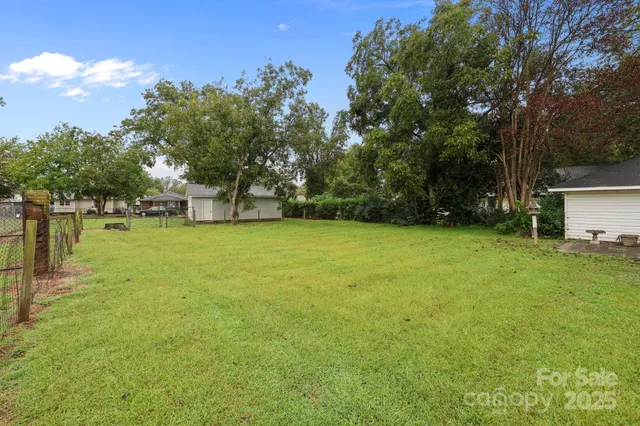 a view of a house with backyard and garden