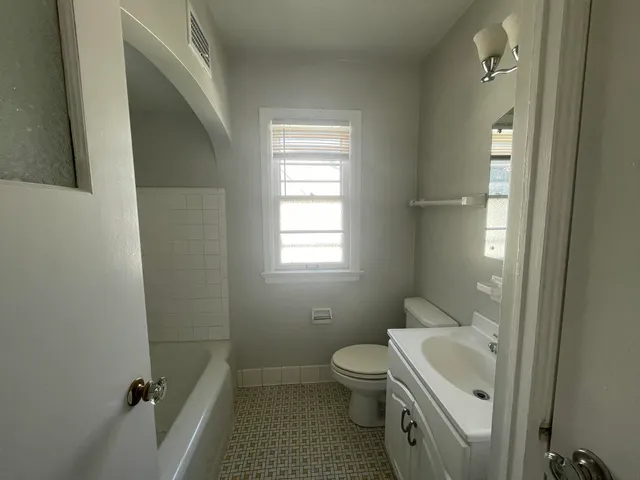 $1,050 | 2020 South 82nd Street, West Allis, WI 53219