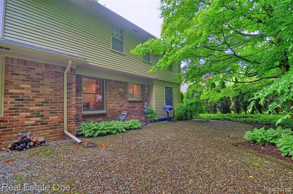33877 Hunters Pointe Road Farmington Hills, MI 48331 - Photo 41 of 44