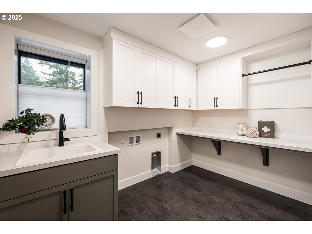 4401 Cobb Way Lake Oswego, OR 97035 - Photo 17 of 28 Laundry