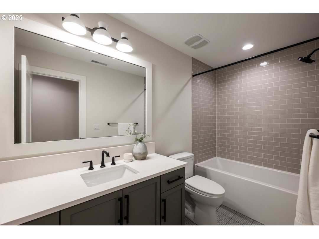 4401 Cobb Way Lake Oswego, OR 97035 - Photo 19 of 28 Bathroom