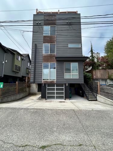 4852 40th Avenue Southwest, Unit B Seattle, WA 98116 - Photo 2 of 26