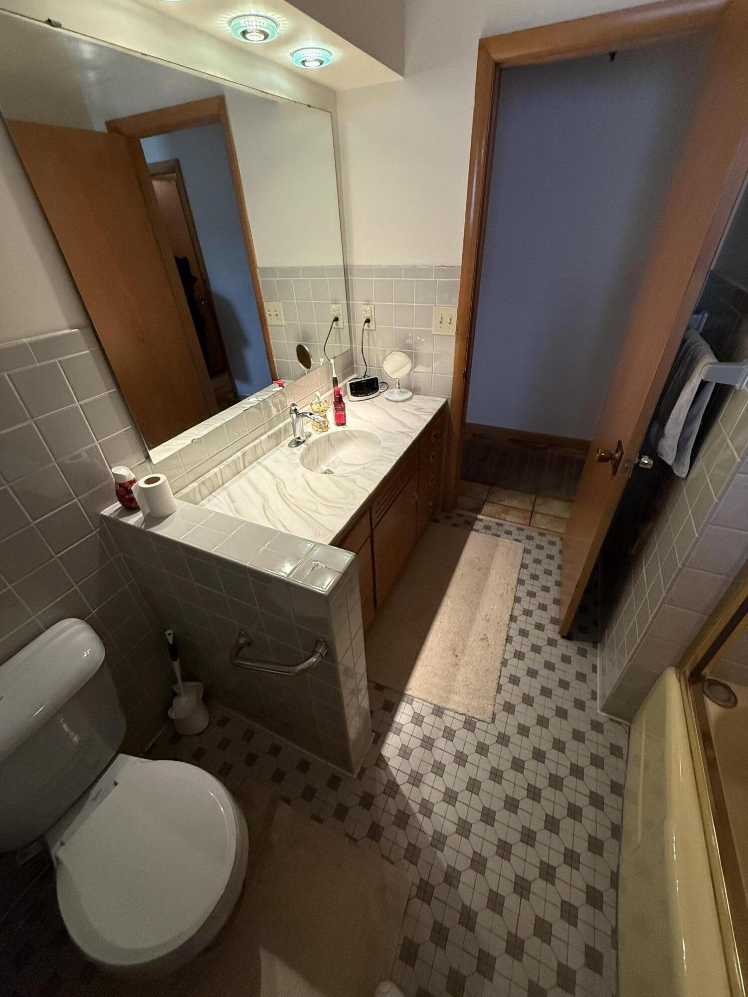 604 Reed Avenue Manitowoc, WI 54220 - Photo 15 of 15 604 Reed Ave MTWC - Bathroom 1- David El