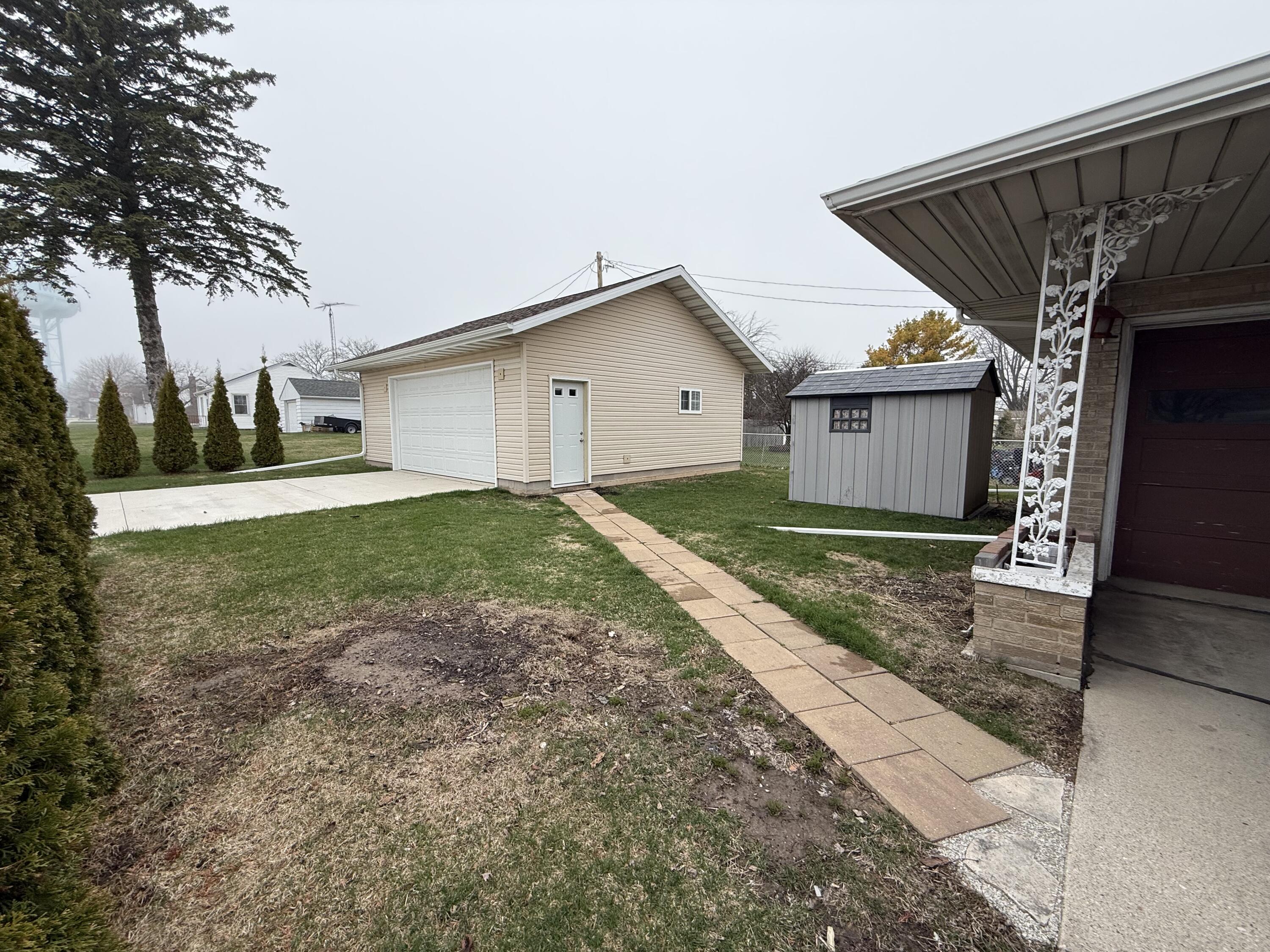 604 Reed Avenue Manitowoc, WI 54220 - Photo 4 of 15 604 Reed Ave MTWC - Side Yard 1- David E