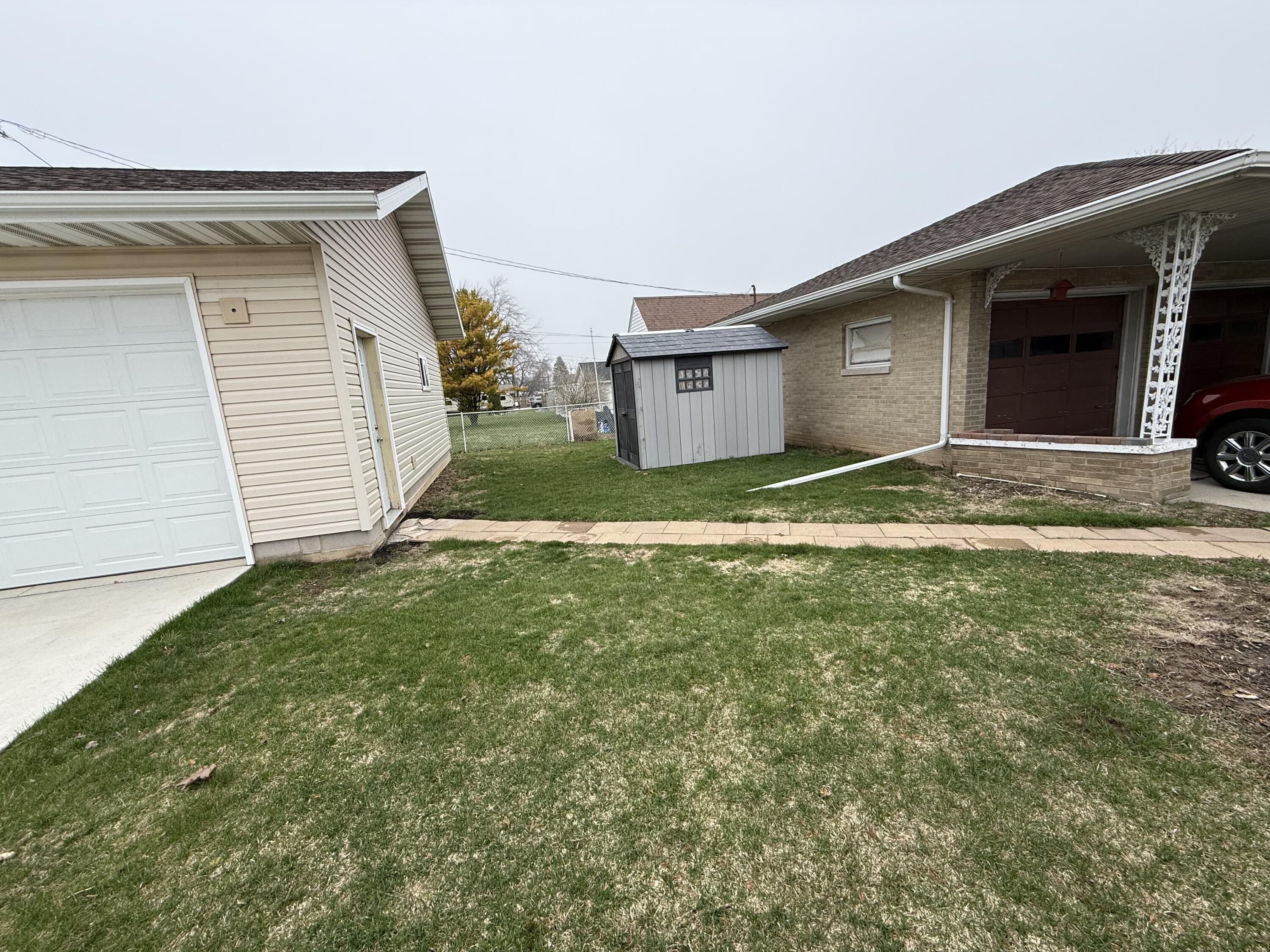 604 Reed Avenue Manitowoc, WI 54220 - Photo 5 of 15 604 Reed Ave MTWC - Side Yard 2- David E