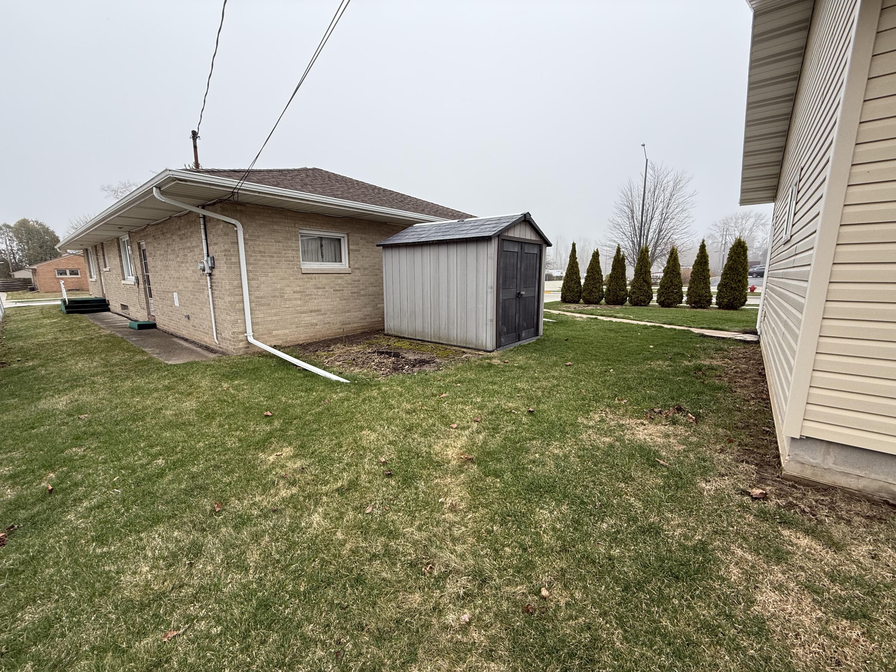 604 Reed Avenue Manitowoc, WI 54220 - Photo 6 of 15 604 Reed Ave MTWC - Side Yard 3 - David