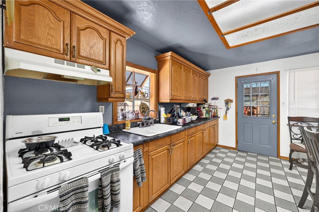 3773 Taft Street Riverside, CA 92503 - Photo 4 of 13 Kitchen