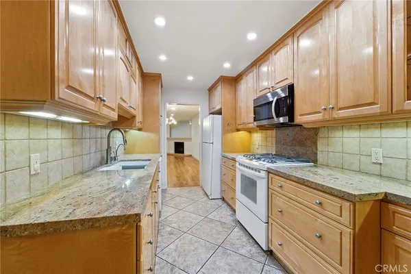 $3,345 | 5315 Yarmouth Avenue, Unit 101, Encino, CA 91316