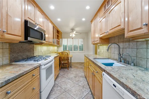 $3,345 | 5315 Yarmouth Avenue, Unit 101, Encino, CA 91316