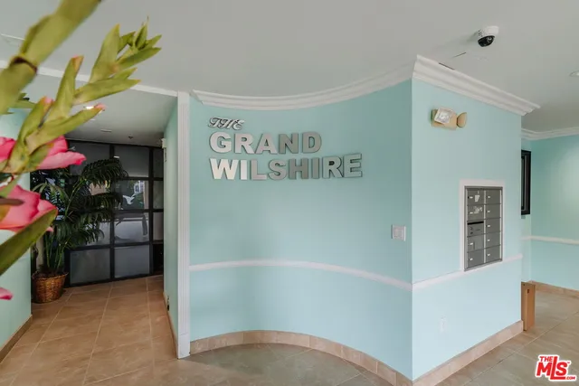 $1,495,000 | 4925 Wilshire Boulevard, Unit 103, Los Angeles, CA 90036