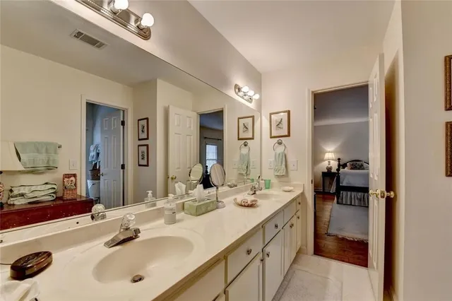 a en suite bathroom with double sink and a mirror
