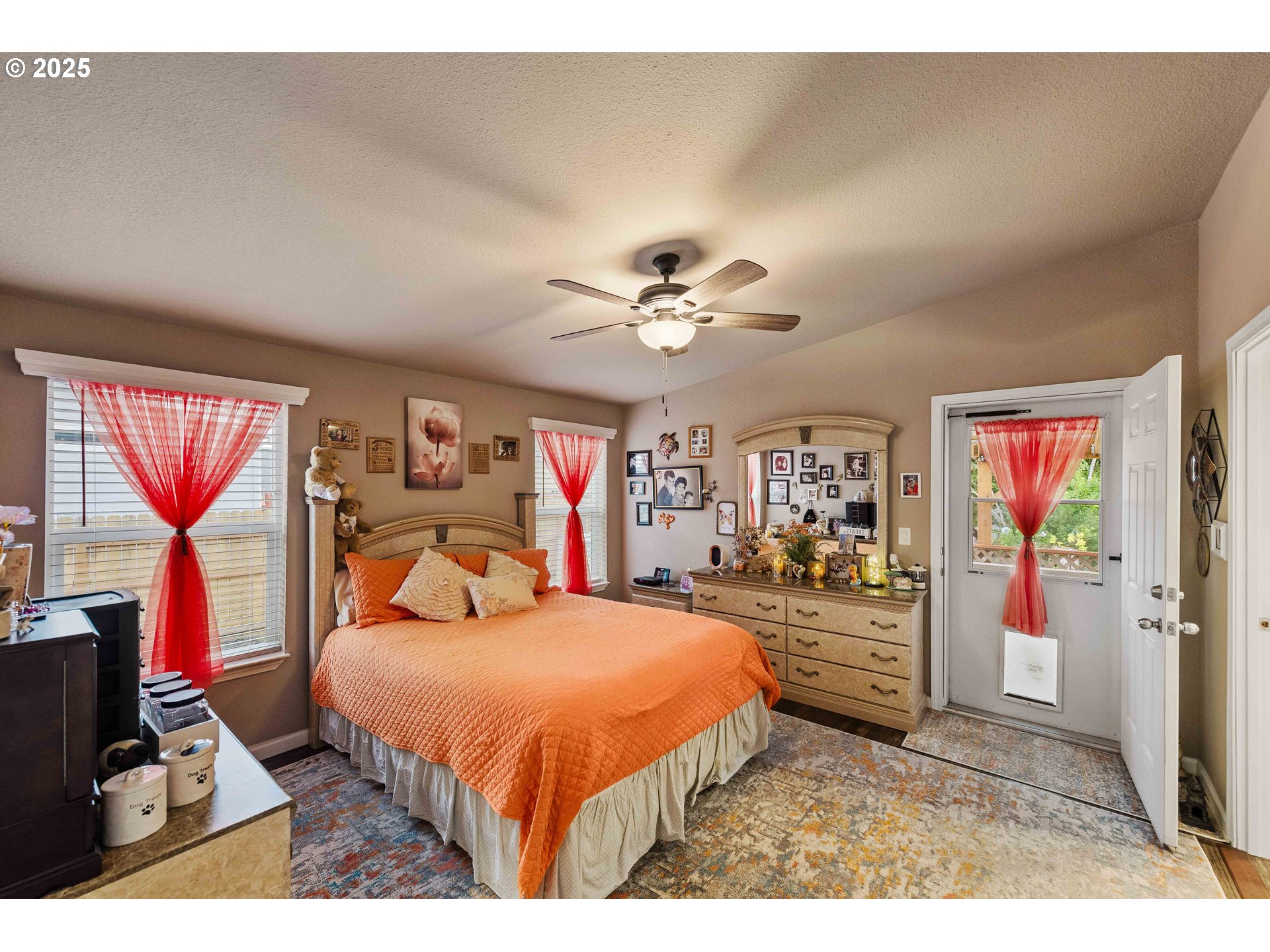 1060 Cedar Loop Lakeside, OR 97449 - Photo 16 of 36 Bedroom, Owner's Suite