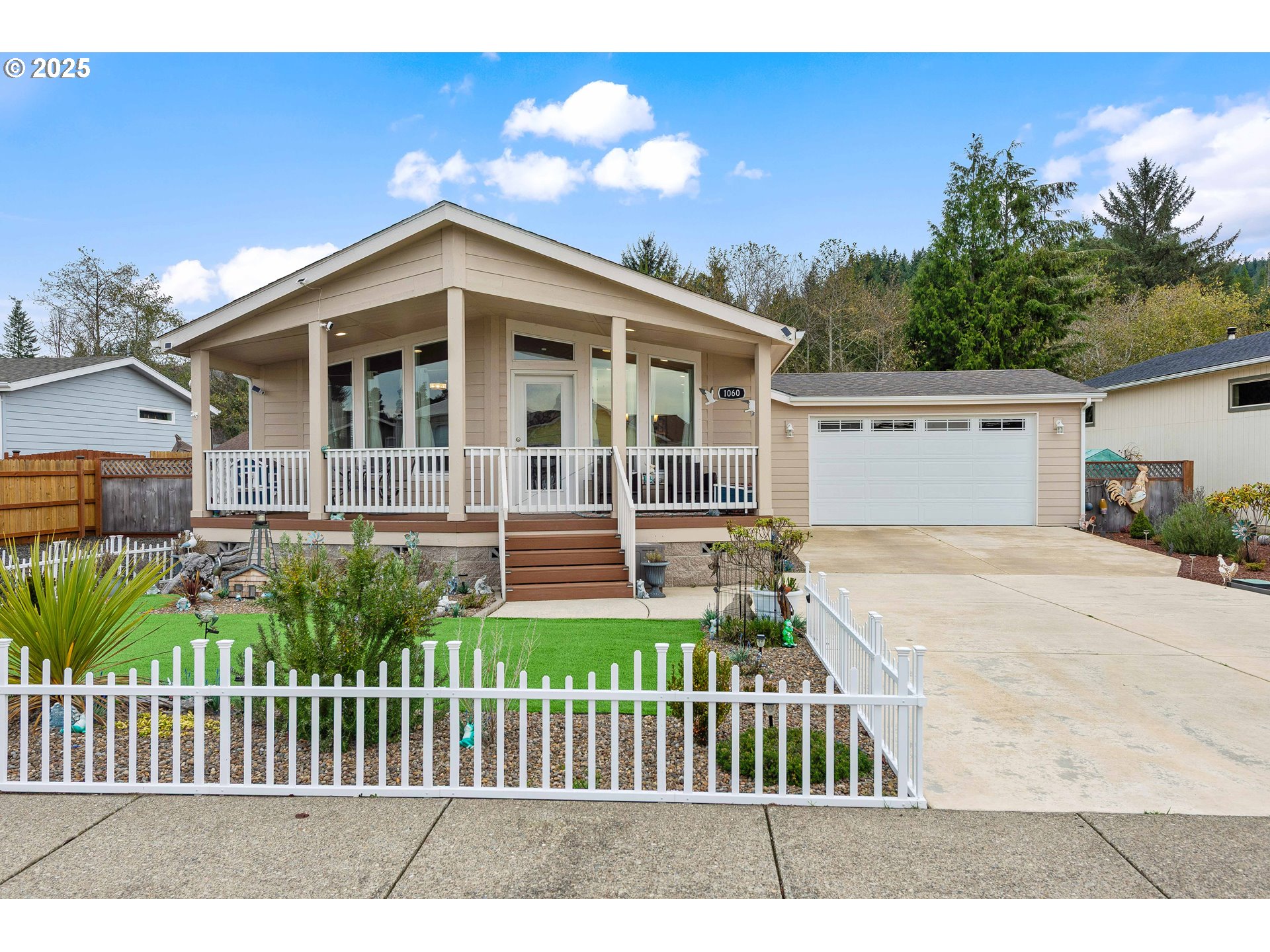 1060 Cedar Loop Lakeside, OR 97449 - Photo 2 of 36 Living Room