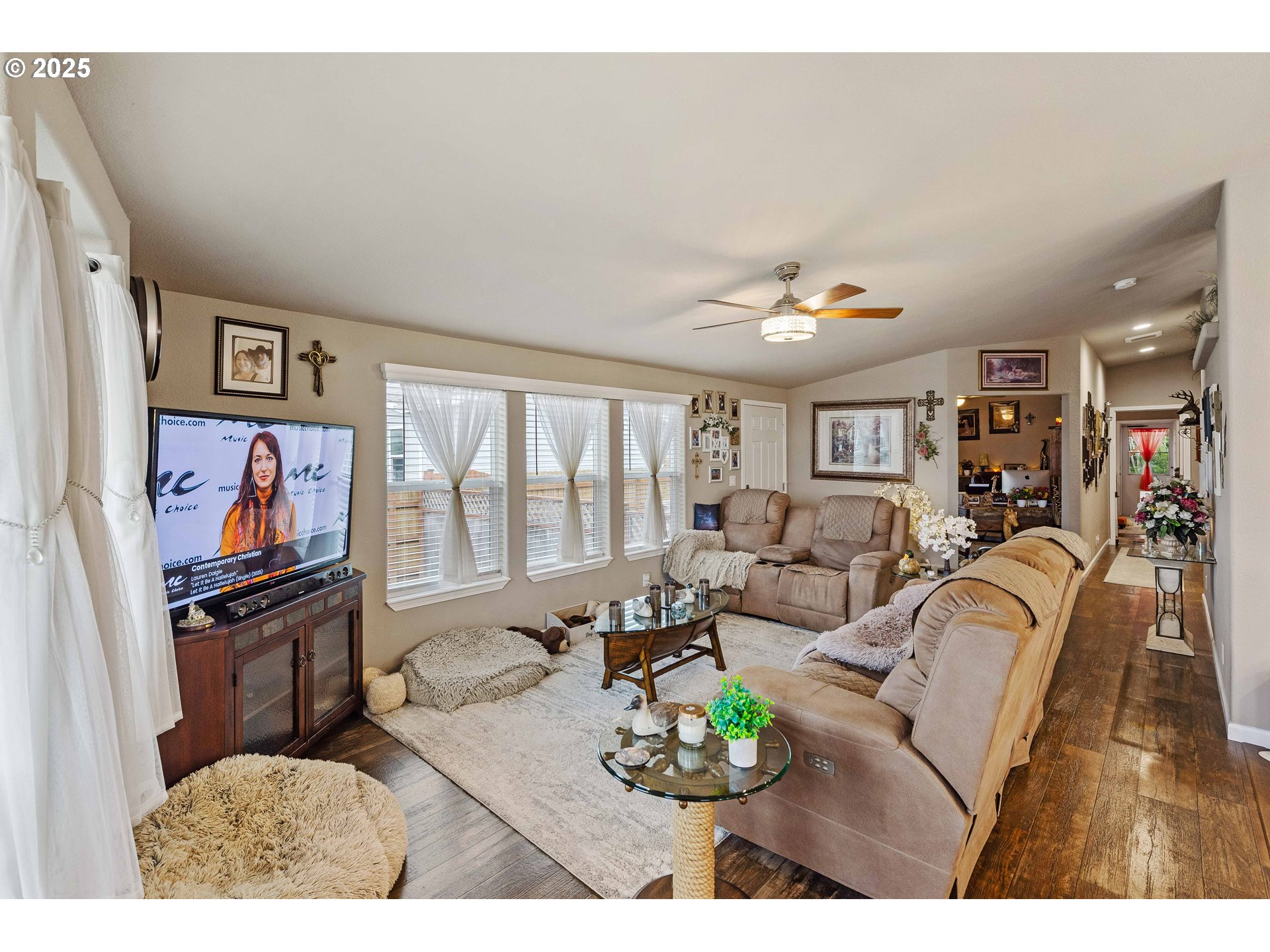 1060 Cedar Loop Lakeside, OR 97449 - Photo 3 of 36 Living Room