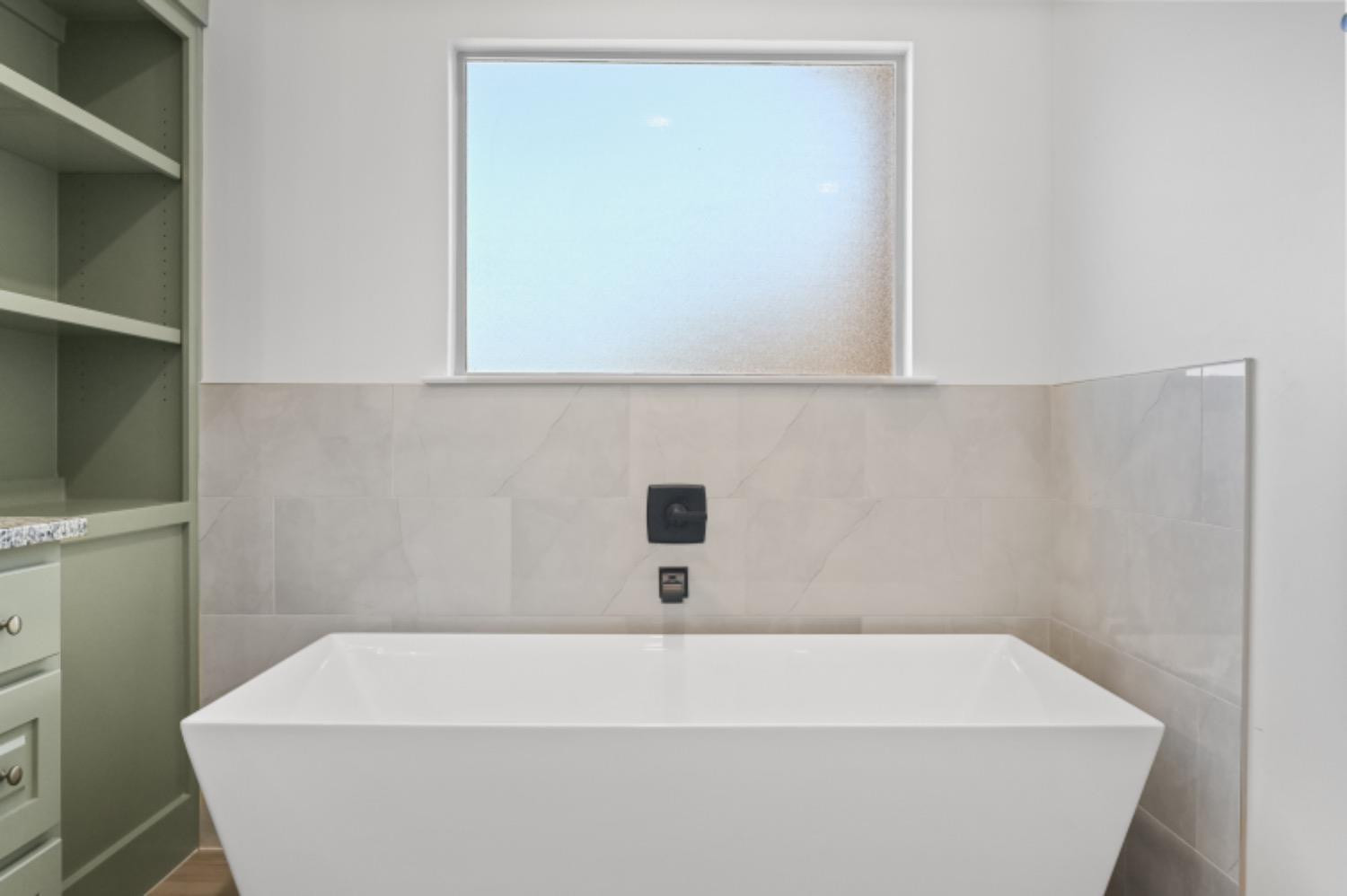 5607 119th Street Lubbock, TX 79424 - Photo 21 of 33 a bathroom with a bathtub
