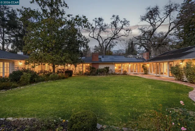 a view of yard with green space