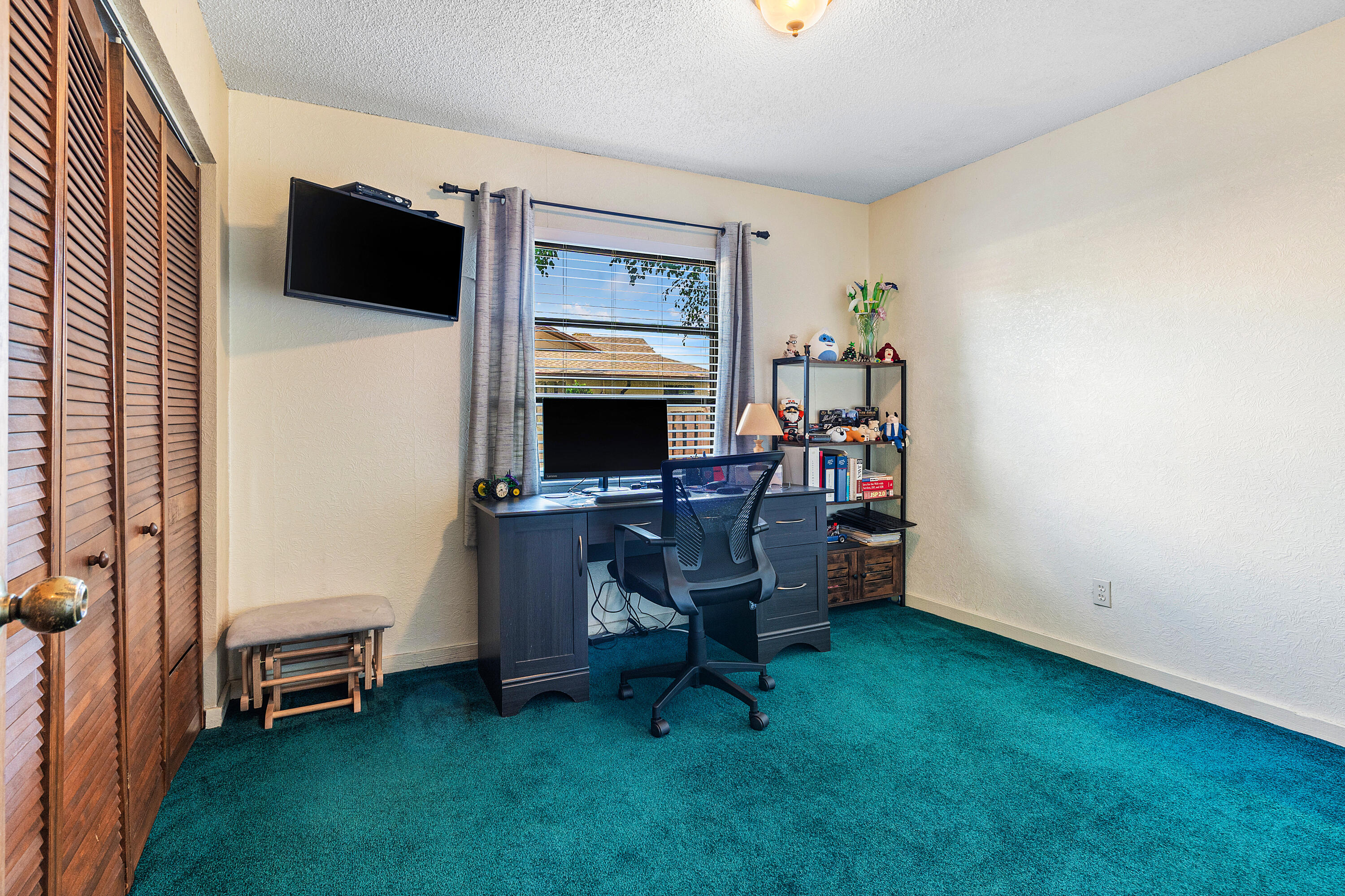 267 Old Country Road South Wellington, FL 33414 - Photo 16 of 22 a view of a livingroom with furniture and a flat screen tv