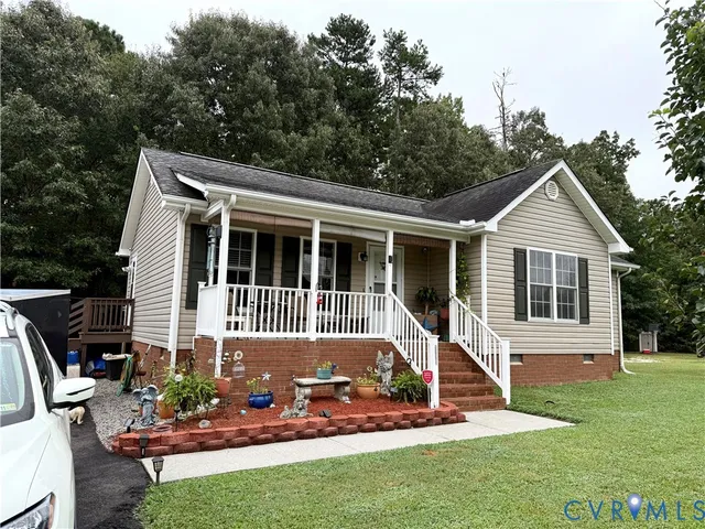 a view of house with a yard