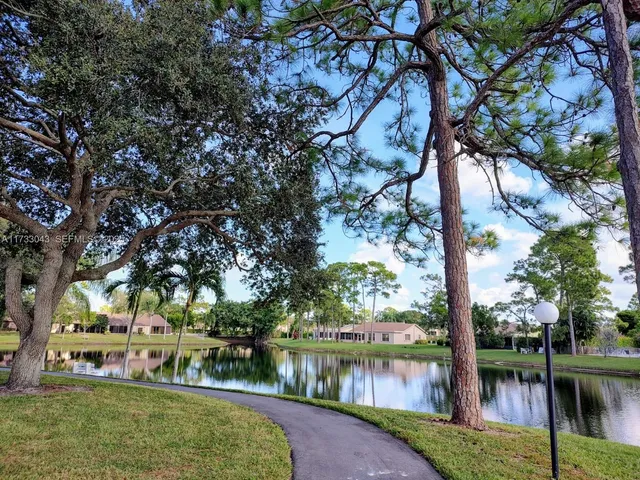 $1,800 | 442 Pine Glen Lane, Unit D2, Greenacres, FL 33463