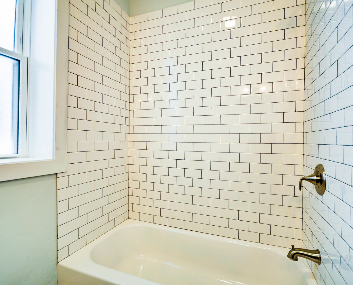 1724 West 21st Street, Unit 3F Chicago, IL 60608 - Photo 11 of 13 a bathroom with a bathtub