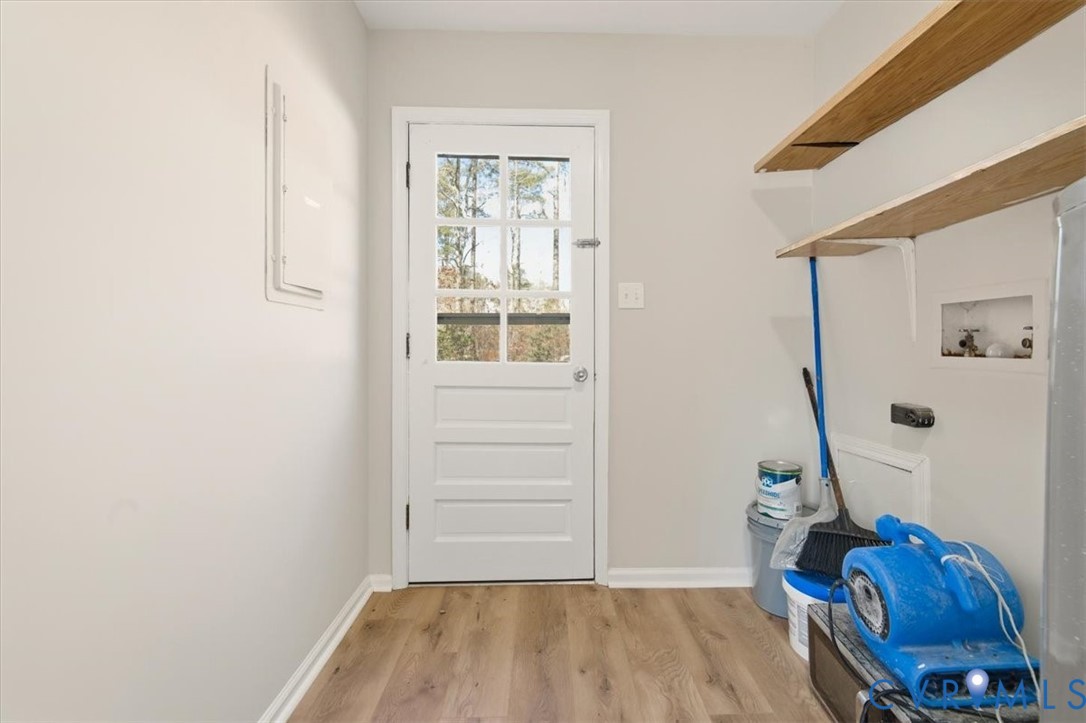 5712 Retriever Road Richmond, VA 23237 - Photo 20 of 40 Entryway featuring wood finished floors and electr