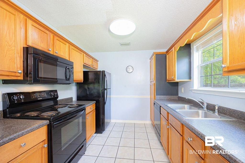 104 Perry Circle Daphne, AL 36526 - Photo 5 of 18 Kitchen