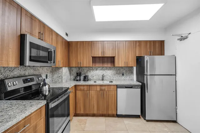 $2,950 | 5101 Collins Avenue, Unit 12U, Miami Beach, FL 33140