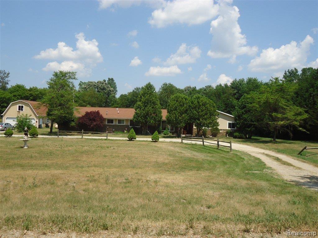 Sprawling Ranch / Circular Drive