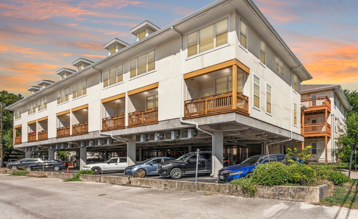 305 East 31st Street, Unit 6 Austin, TX 78705 - Photo 26 of 26 a view of a building with sitting area