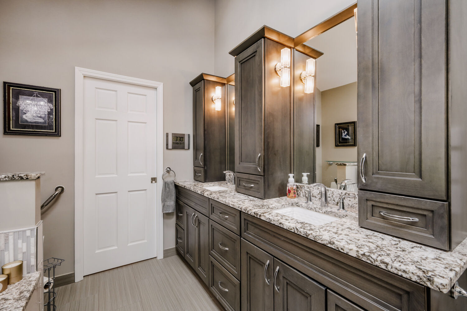 8035 Wolf Road La Grange, IL 60525 - Photo 12 of 38