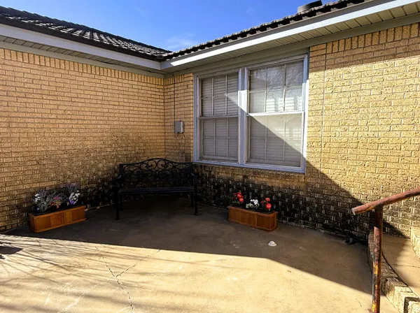 a view of entryway with a balcony
