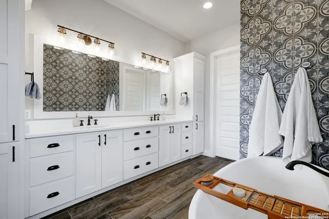 $1,080,000 | 12330 Cross Cut, Helotes, TX 78023