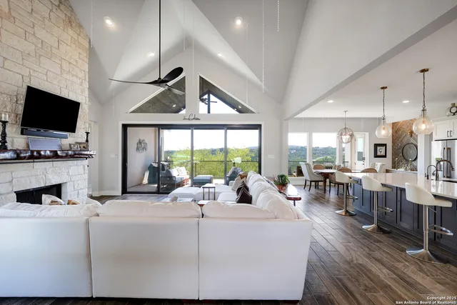 $1,080,000 | 12330 Cross Cut, Helotes, TX 78023