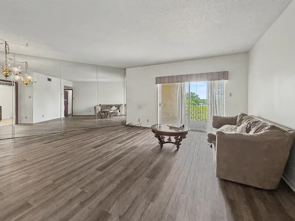 $95,500 | 475 North Highland Street, Unit 7J, Memphis, TN 38122