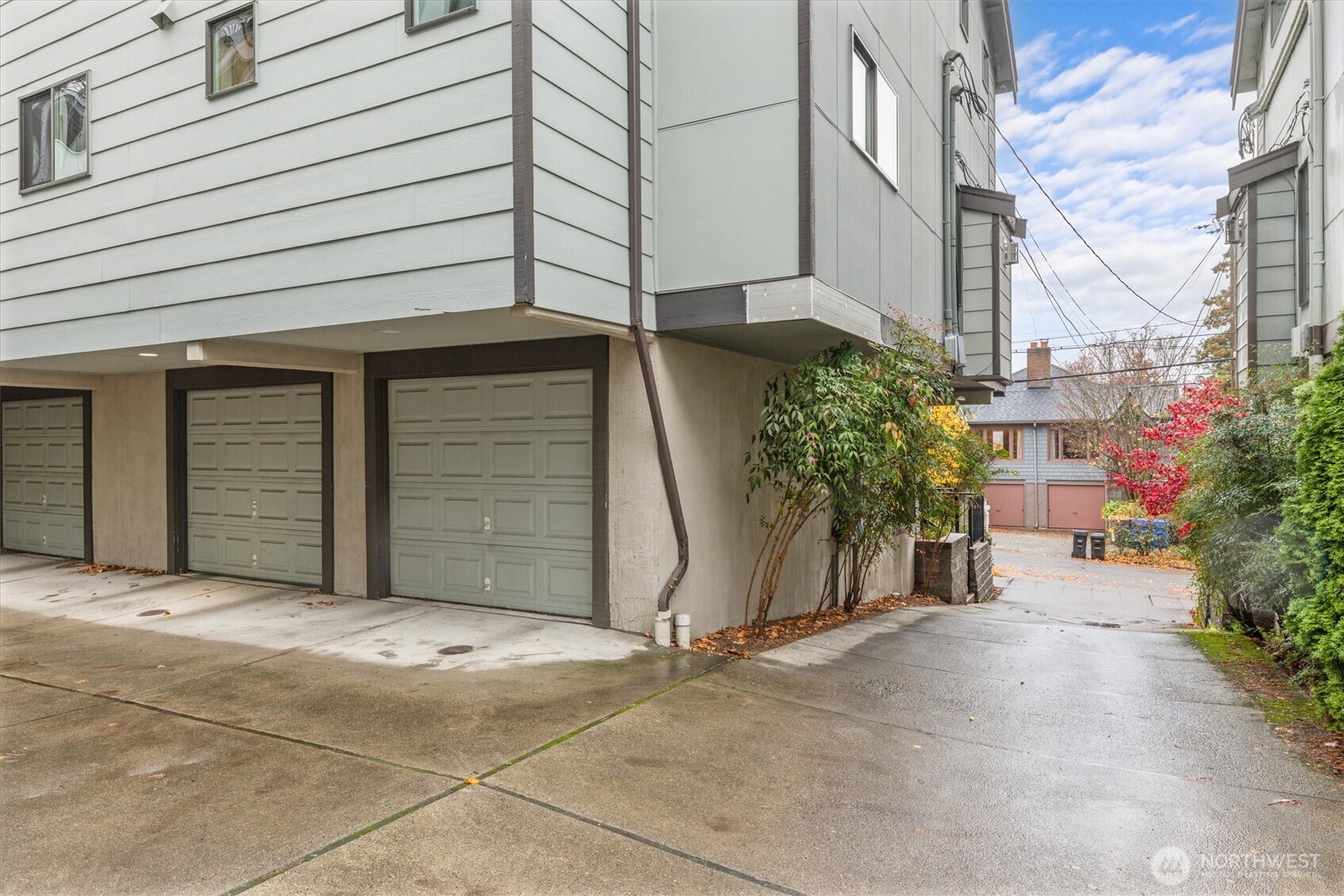 2516 Yale Avenue East, Unit C Seattle, WA 98102 - Photo 29 of 37 a house with a outdoor space