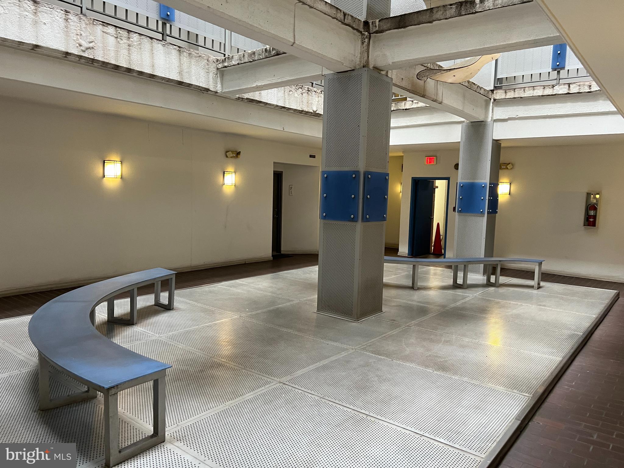 1011 Hunter Street, Unit B4 Baltimore, MD 21202 - Photo 3 of 17 a lobby with a table and chairs