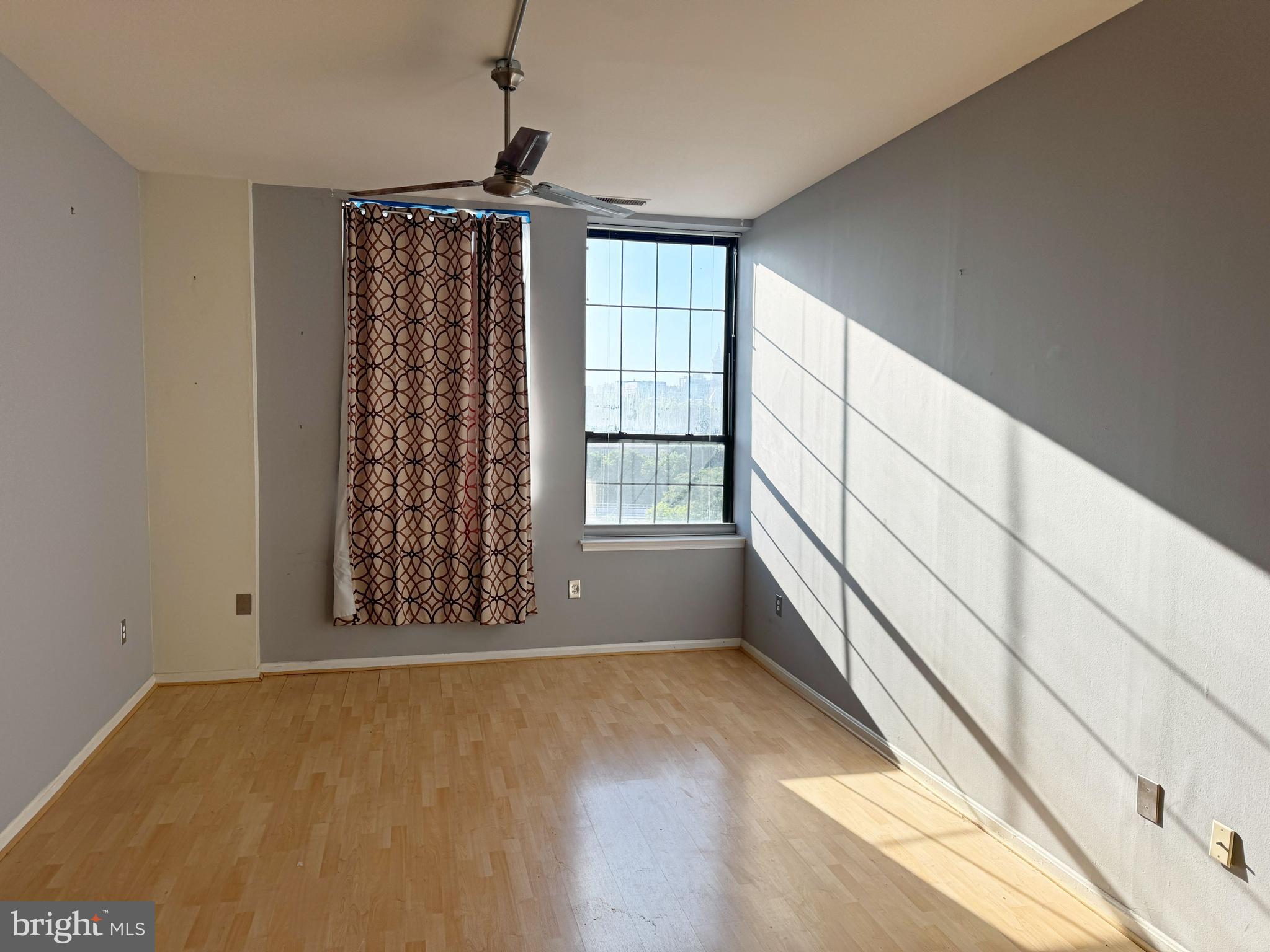 1011 Hunter Street, Unit B4 Baltimore, MD 21202 - Photo 6 of 17 a view of an empty room with a window