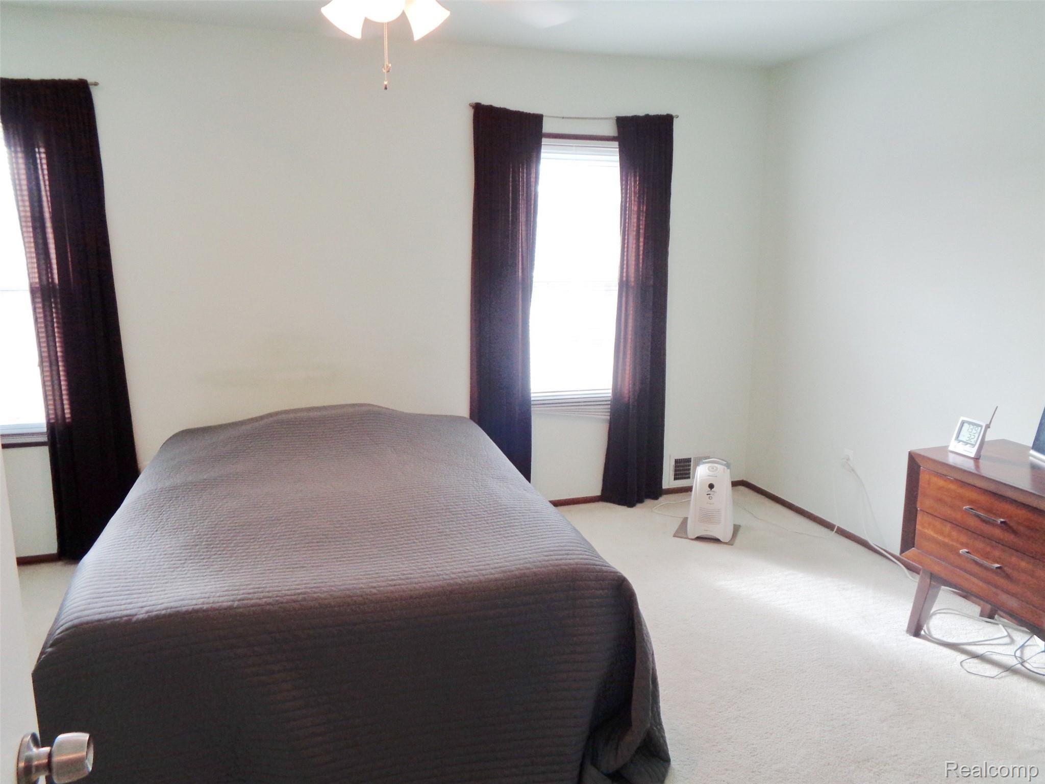 31213 Hoover Road Warren, MI 48093 - Photo 8 of 14 31213 Hoover_08.JPG